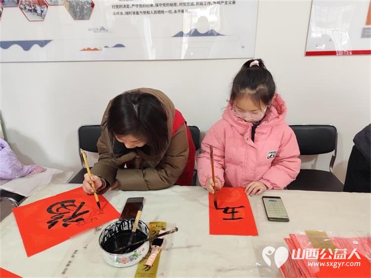 墨香迎新春笔暖菜园苑----太原市迎泽区南内环二社区菜园苑小区志愿者写春联活动举办书法家苏甲生挥毫书写双西小学三年五班周思源捐赠对联100付福字100个 - 第5张