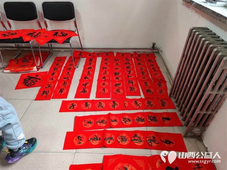 墨香迎新春笔暖菜园苑----太原市迎泽区南内环二社区菜园苑小区志愿者写春联活动举办书法家苏甲生挥毫书写双西小学三年五班周思源捐赠对联100付福字100个 - 第25张