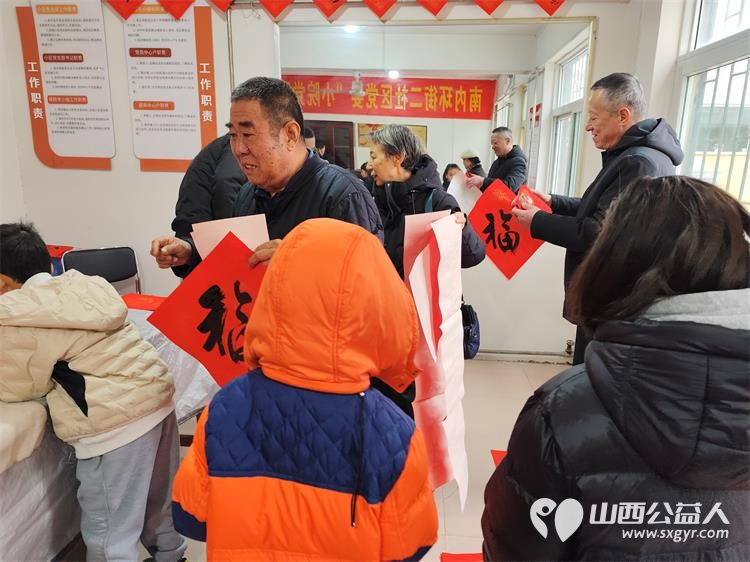 墨香迎新春笔暖菜园苑----太原市迎泽区南内环二社区菜园苑小区志愿者写春联活动举办书法家苏甲生挥毫书写双西小学三年五班周思源捐赠对联100付福字100个 - 第16张
