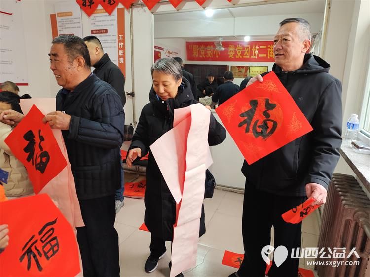墨香迎新春笔暖菜园苑----太原市迎泽区南内环二社区菜园苑小区志愿者写春联活动举办书法家苏甲生挥毫书写双西小学三年五班周思源捐赠对联100付福字100个 - 第15张