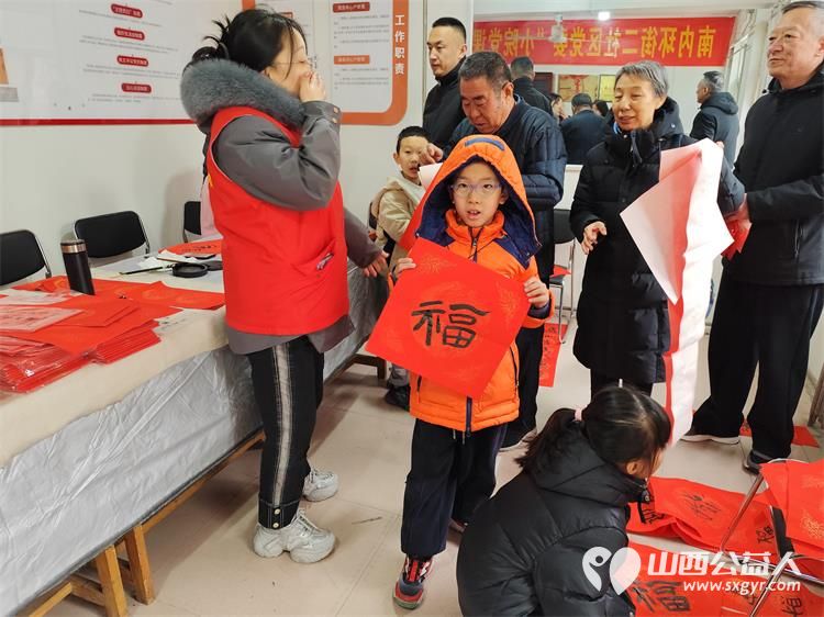 墨香迎新春笔暖菜园苑----太原市迎泽区南内环二社区菜园苑小区志愿者写春联活动举办书法家苏甲生挥毫书写双西小学三年五班周思源捐赠对联100付福字100个 - 第14张