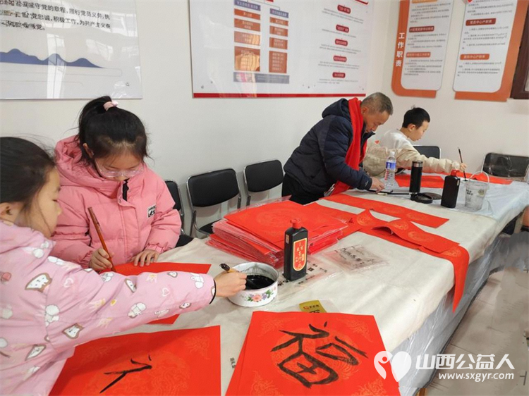 墨香迎新春笔暖菜园苑----太原市迎泽区南内环二社区菜园苑小区志愿者写春联活动举办书法家苏甲生挥毫书写双西小学三年五班周思源捐赠对联100付福字100个 - 第4张