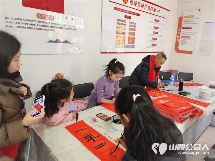 墨香迎新春笔暖菜园苑----太原市迎泽区南内环二社区菜园苑小区志愿者写春联活动举办书法家苏甲生挥毫书写双西小学三年五班周思源捐赠对联100付福字100个 - 第2张