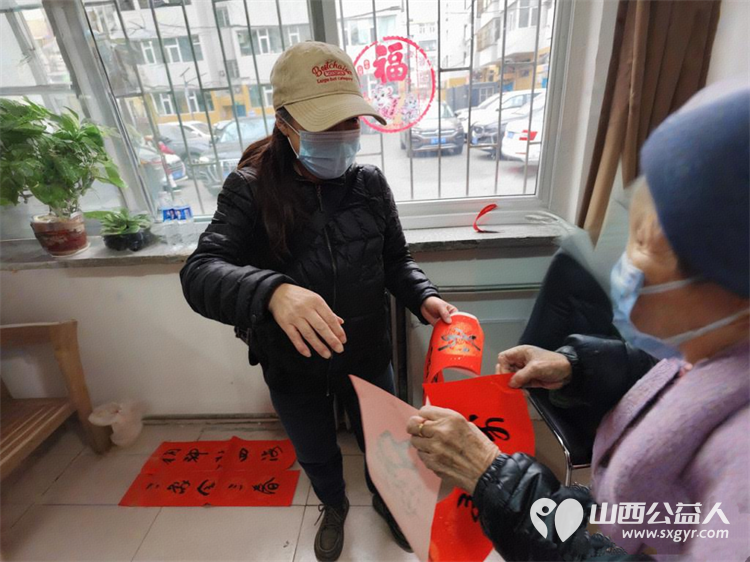 墨香迎新春笔暖菜园苑----太原市迎泽区南内环二社区菜园苑小区志愿者写春联活动举办书法家苏甲生挥毫书写双西小学三年五班周思源捐赠对联100付福字100个 - 第13张