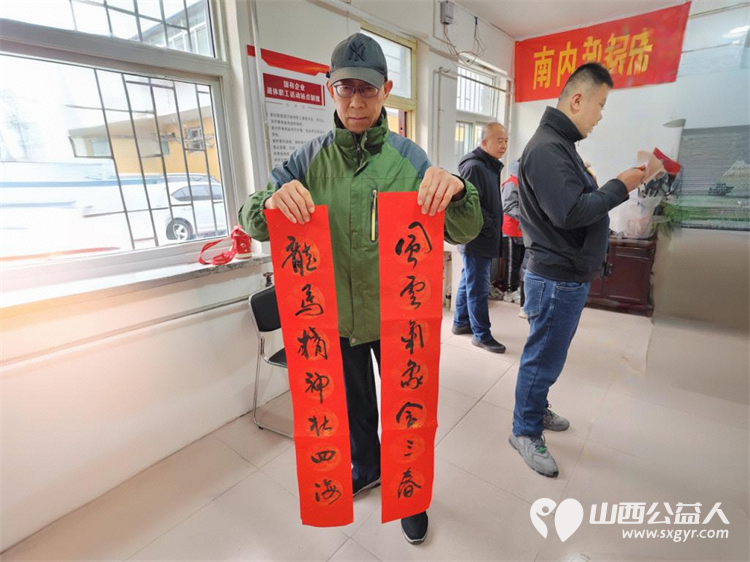 墨香迎新春笔暖菜园苑----太原市迎泽区南内环二社区菜园苑小区志愿者写春联活动举办书法家苏甲生挥毫书写双西小学三年五班周思源捐赠对联100付福字100个 - 第12张