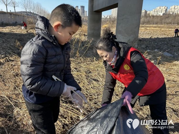 保护母亲河 阳泉市义工联合会2026年2月1日组织21名义工和民间巡河员为爱集结巡河净滩活动在白羊墅湿地公园开展 - 第14张