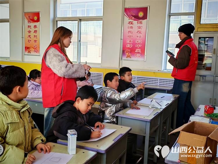 志愿力量暖文水九载坚守绽芳华----2月2日文水县爱心帮扶志愿者协会组织志愿者继续在岳村小学为孩子们带来趣味满满的画画公益课堂 - 第2张