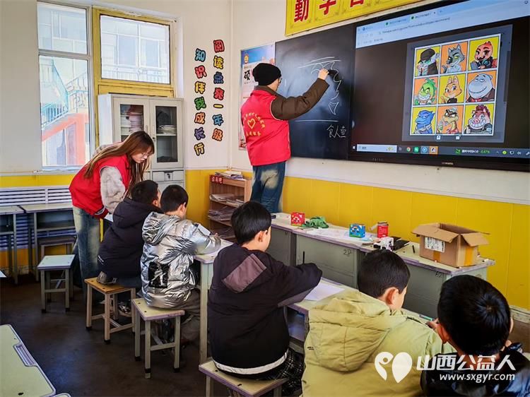 志愿力量暖文水九载坚守绽芳华----2月2日文水县爱心帮扶志愿者协会组织志愿者继续在岳村小学为孩子们带来趣味满满的画画公益课堂 - 第4张