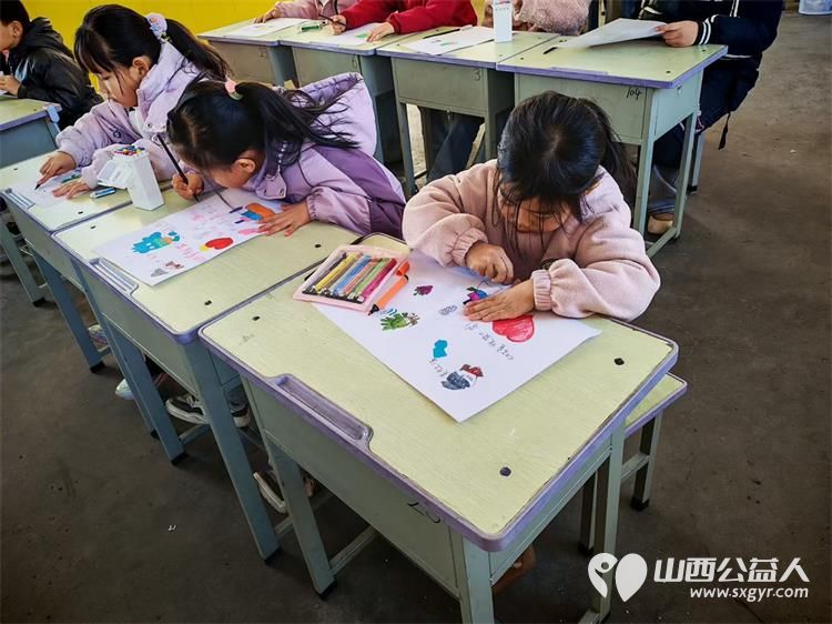 志愿力量暖文水九载坚守绽芳华----2月2日文水县爱心帮扶志愿者协会组织志愿者继续在岳村小学为孩子们带来趣味满满的画画公益课堂 - 第7张