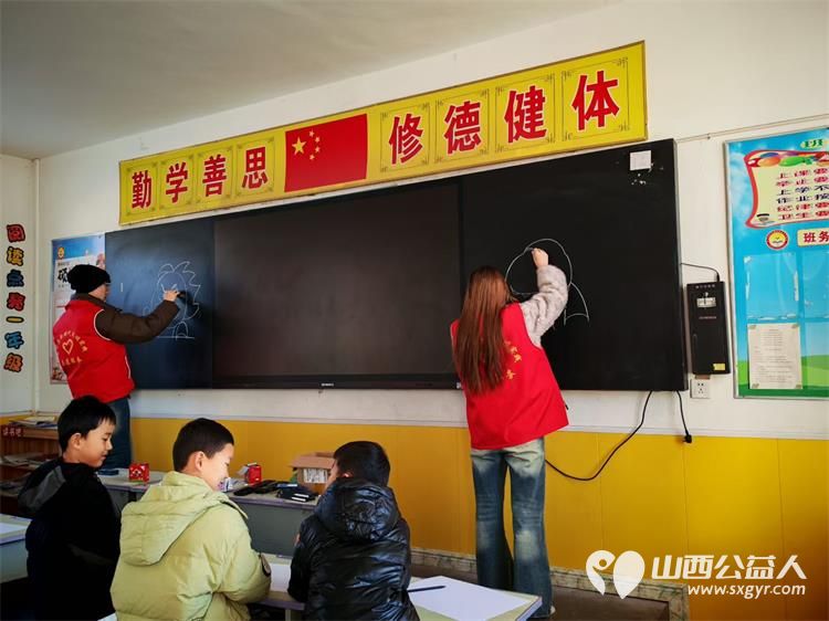 志愿力量暖文水九载坚守绽芳华----2月2日文水县爱心帮扶志愿者协会组织志愿者继续在岳村小学为孩子们带来趣味满满的画画公益课堂 - 第3张