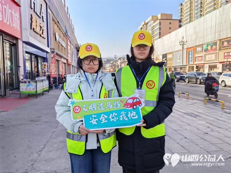 志愿力量暖文水九载坚守绽芳华----2月2日文水县爱心帮扶志愿者协会组织志愿者在文水街头指挥交通让礼让斑马线文明过马路成为市民的自觉选择 - 第4张