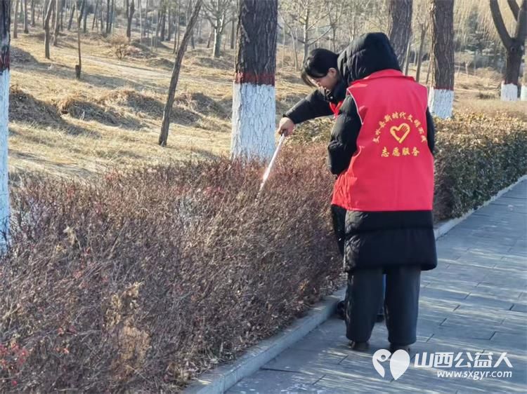 志愿力量暖文水九载坚守绽芳华----文水县爱心帮扶志愿者协会2月2日组织志愿者在文峪河边捡拾垃圾 - 第6张