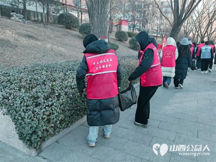 志愿力量暖文水九载坚守绽芳华----文水县爱心帮扶志愿者协会2月2日组织志愿者在文峪河边捡拾垃圾 - 第5张