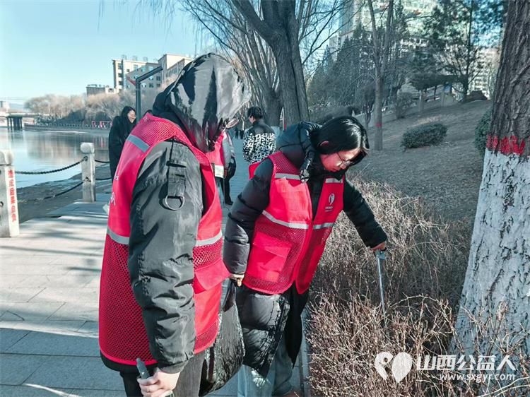 志愿力量暖文水九载坚守绽芳华----文水县爱心帮扶志愿者协会2月2日组织志愿者在文峪河边捡拾垃圾 - 第4张