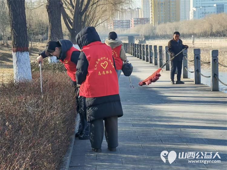 志愿力量暖文水九载坚守绽芳华----文水县爱心帮扶志愿者协会2月2日组织志愿者在文峪河边捡拾垃圾 - 第3张
