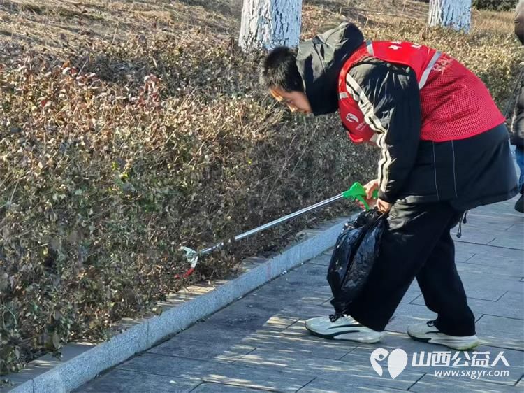 志愿力量暖文水九载坚守绽芳华----文水县爱心帮扶志愿者协会2月2日组织志愿者在文峪河边捡拾垃圾 - 第2张