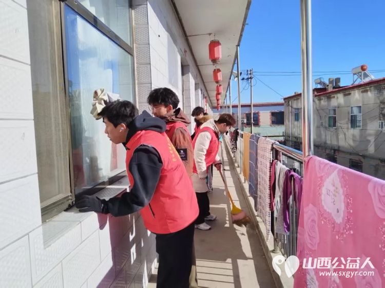 兴县同城爱心公益协会兴县红蜻蜓志愿宣讲队兴县大学生志愿服务总队联合组织的“温情冬日青春伴夕阳——兴县大学生寒假暖心行动”在寺塔梁康乐养老院里温情启幕 - 第4张