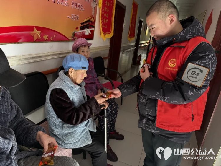 兴县同城爱心公益协会兴县红蜻蜓志愿宣讲队兴县大学生志愿服务总队联合组织的“温情冬日青春伴夕阳——兴县大学生寒假暖心行动”在寺塔梁康乐养老院里温情启幕 - 第12张