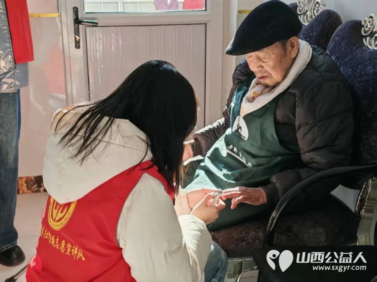 兴县同城爱心公益协会兴县红蜻蜓志愿宣讲队兴县大学生志愿服务总队联合组织的“温情冬日青春伴夕阳——兴县大学生寒假暖心行动”在寺塔梁康乐养老院里温情启幕 - 第6张