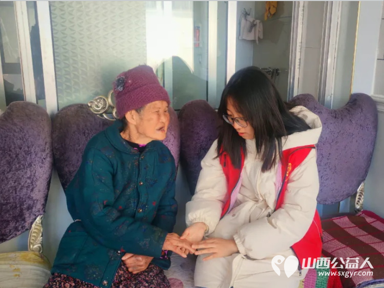 兴县同城爱心公益协会兴县红蜻蜓志愿宣讲队兴县大学生志愿服务总队联合组织的“温情冬日青春伴夕阳——兴县大学生寒假暖心行动”在寺塔梁康乐养老院里温情启幕 - 第9张