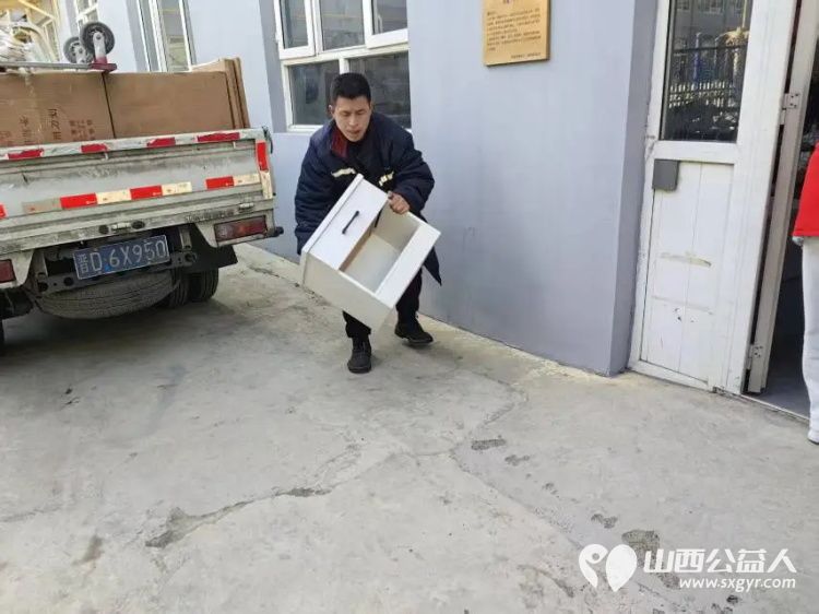 浓浓敬老情情暖夕阳红----长治市阳光困境儿童帮扶协会走进福乐养老院为老人们送上崭新的床头柜 - 第4张