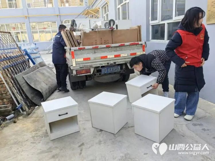 浓浓敬老情情暖夕阳红----长治市阳光困境儿童帮扶协会走进福乐养老院为老人们送上崭新的床头柜 - 第3张