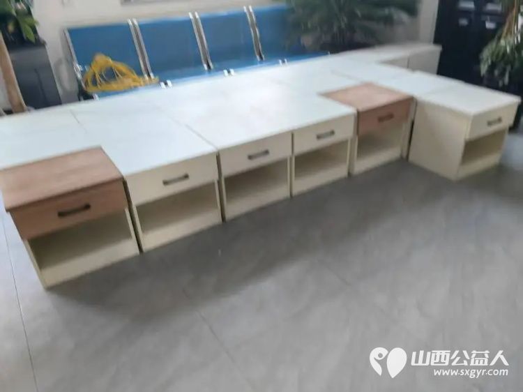 浓浓敬老情情暖夕阳红----长治市阳光困境儿童帮扶协会走进福乐养老院为老人们送上崭新的床头柜 - 第6张