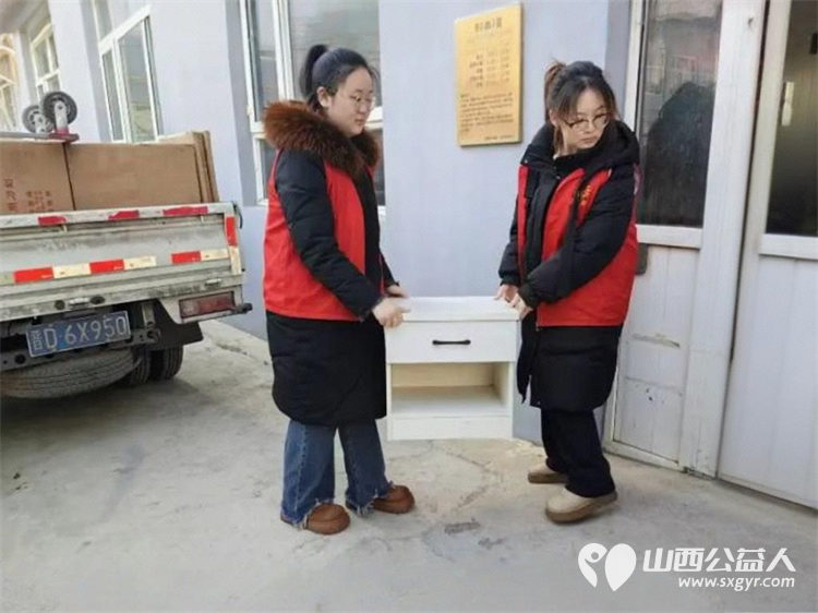 浓浓敬老情情暖夕阳红----长治市阳光困境儿童帮扶协会走进福乐养老院为老人们送上崭新的床头柜 - 第1张