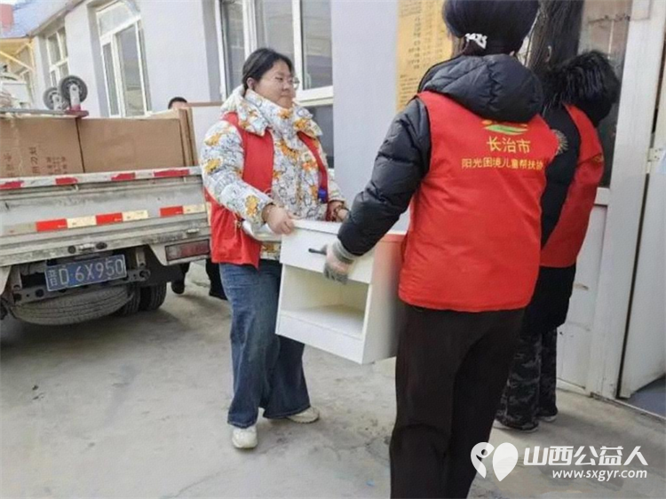 浓浓敬老情情暖夕阳红----长治市阳光困境儿童帮扶协会走进福乐养老院为老人们送上崭新的床头柜 - 第2张