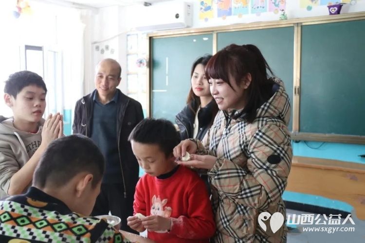 时代新人李玲义携手网红达人白雪走进太原市灵星社区服务中心阳曲校区关爱自闭症儿童共谱公益新篇准备了猪肉鸡蛋水果等丰富的慰问品 - 第4张