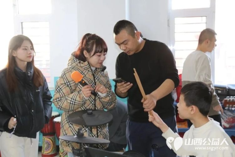 时代新人李玲义携手网红达人白雪走进太原市灵星社区服务中心阳曲校区关爱自闭症儿童共谱公益新篇准备了猪肉鸡蛋水果等丰富的慰问品 - 第9张