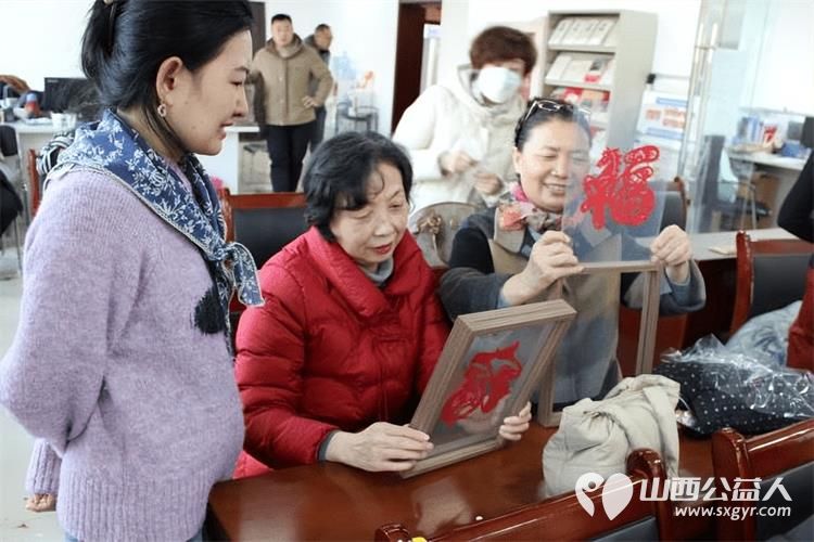 太原市小店区滨东社区组织居民开展剪窗花绘文明实践活动通过传统手工艺体验让社会主义核心价值观融入居民日常生活 - 第3张