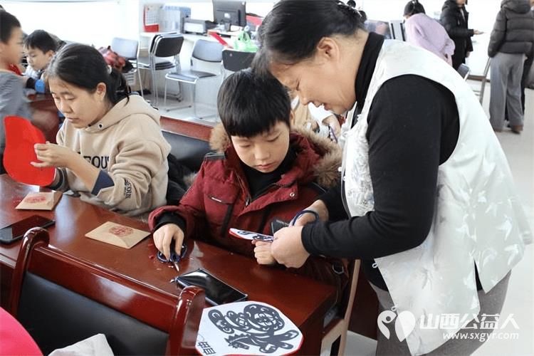 太原市小店区滨东社区组织居民开展剪窗花绘文明实践活动通过传统手工艺体验让社会主义核心价值观融入居民日常生活 - 第2张