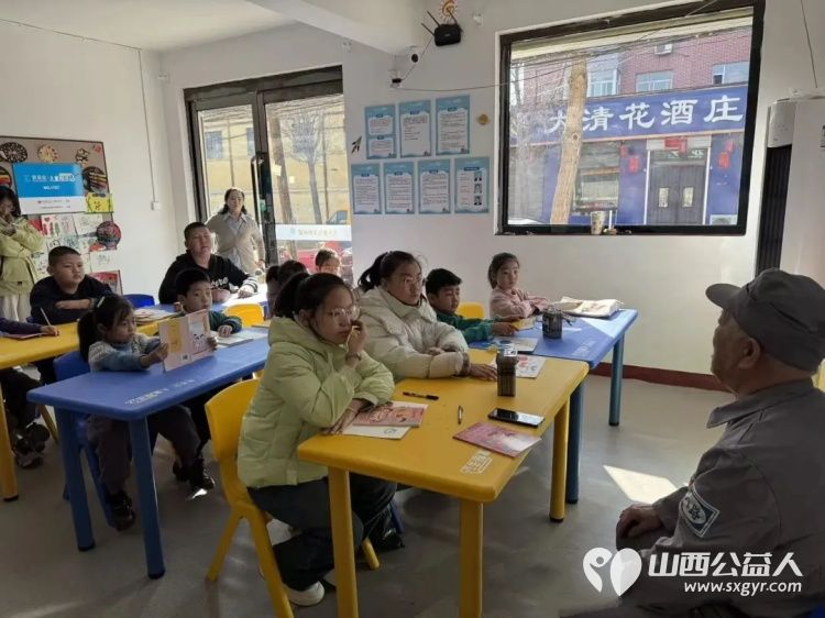 童心承红色基因老兵传吕梁精神----交城县顺风公益协会邀请山西吕梁抗战老兵纪念馆宣讲团走进交城县西街社区儿童服务站为孩子们送上了一堂红色思政课 - 第7张