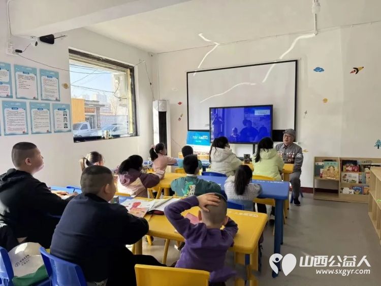 童心承红色基因老兵传吕梁精神----交城县顺风公益协会邀请山西吕梁抗战老兵纪念馆宣讲团走进交城县西街社区儿童服务站为孩子们送上了一堂红色思政课 - 第5张