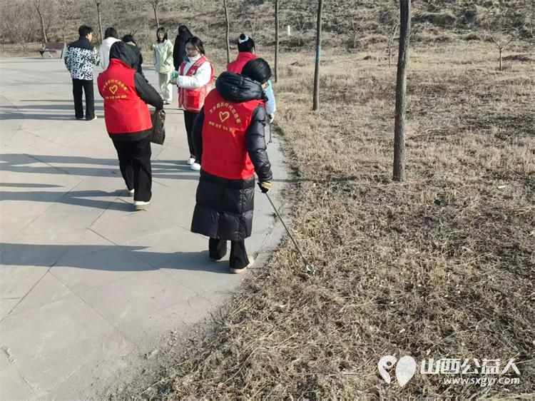 2月3日文水县爱心帮扶志愿者协会的返乡学子赴文峪河畔以行动践行新时代文明实践弯腰拾捡白色垃圾让河畔重归洁净 - 第8张 - 山西公益人 2月3日文水县爱心帮扶志愿者协会的返乡学子赴文峪河畔以行动践行新时代文明实践弯腰拾捡白色垃圾让河畔重归洁净 - 第8张