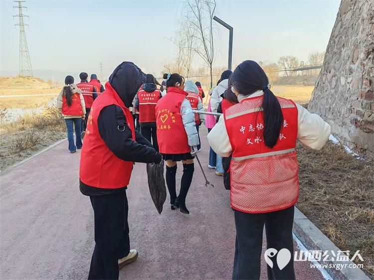 2月3日文水县爱心帮扶志愿者协会的返乡学子赴文峪河畔以行动践行新时代文明实践弯腰拾捡白色垃圾让河畔重归洁净 - 第5张 - 山西公益人 2月3日文水县爱心帮扶志愿者协会的返乡学子赴文峪河畔以行动践行新时代文明实践弯腰拾捡白色垃圾让河畔重归洁净 - 第5张
