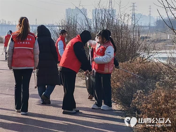 2月3日文水县爱心帮扶志愿者协会的返乡学子赴文峪河畔以行动践行新时代文明实践弯腰拾捡白色垃圾让河畔重归洁净 - 第6张 - 山西公益人 2月3日文水县爱心帮扶志愿者协会的返乡学子赴文峪河畔以行动践行新时代文明实践弯腰拾捡白色垃圾让河畔重归洁净 - 第6张