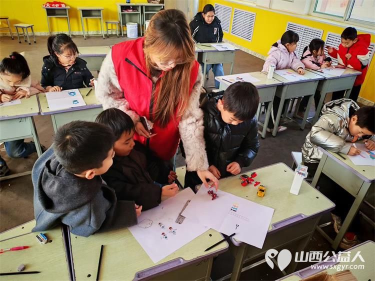 文水县爱心帮扶志愿者协会2月3日组织的返乡志愿者走进岳村学校继续开展公益画画课啦 - 第2张