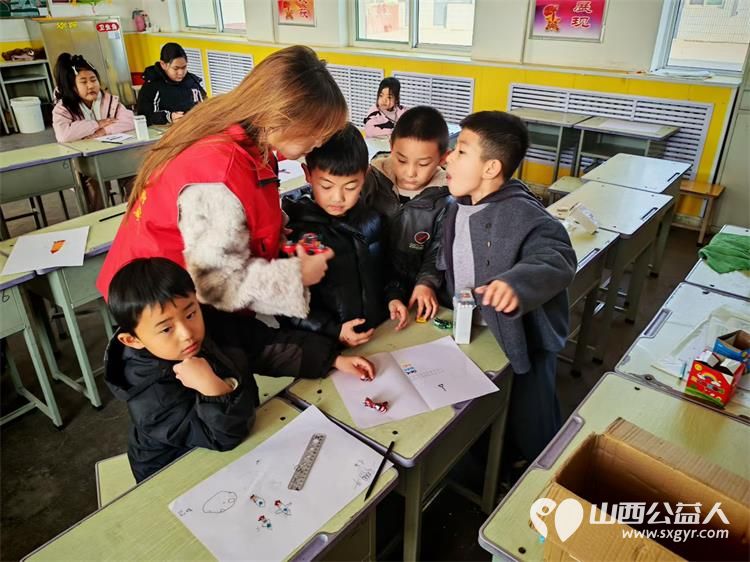 文水县爱心帮扶志愿者协会2月3日组织的返乡志愿者走进岳村学校继续开展公益画画课啦 - 第4张