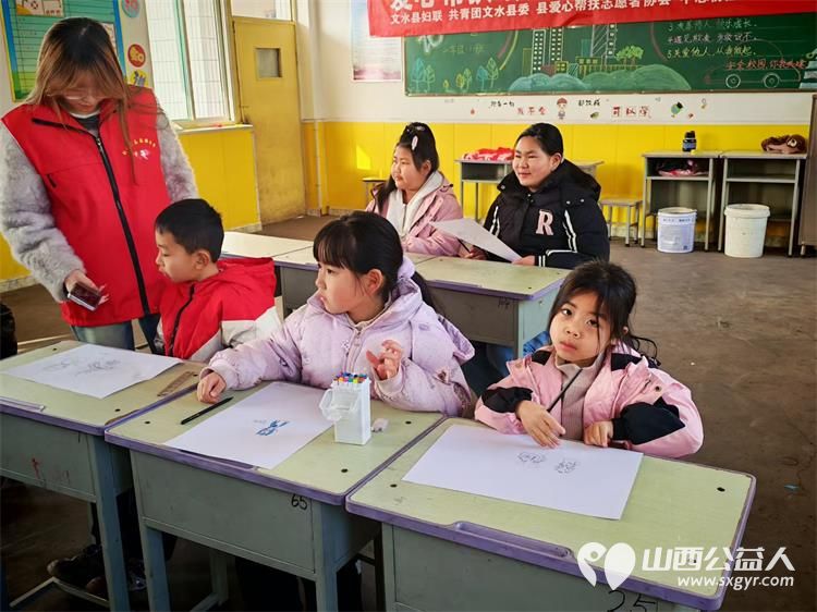 文水县爱心帮扶志愿者协会2月3日组织的返乡志愿者走进岳村学校继续开展公益画画课啦 - 第3张