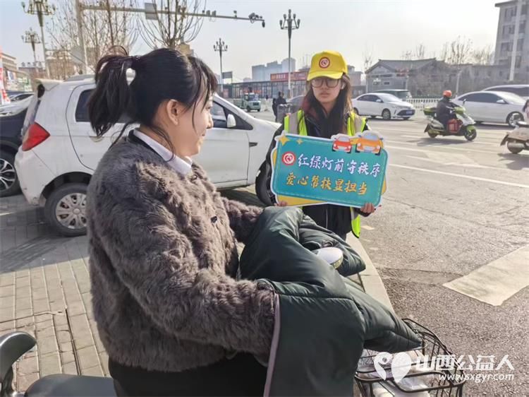 文水县爱心帮扶志愿者协会2月3日组织的返乡学子赴文水街头守十字路口传文明理念引导市民规范出行遵守交通秩序 - 第4张 - 山西公益人 文水县爱心帮扶志愿者协会2月3日组织的返乡学子赴文水街头守十字路口传文明理念引导市民规范出行遵守交通秩序 - 第4张