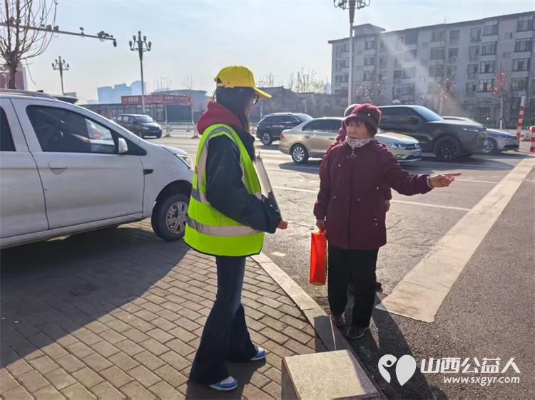 文水县爱心帮扶志愿者协会2月3日组织的返乡学子赴文水街头守十字路口传文明理念引导市民规范出行遵守交通秩序 - 第8张 - 山西公益人 文水县爱心帮扶志愿者协会2月3日组织的返乡学子赴文水街头守十字路口传文明理念引导市民规范出行遵守交通秩序 - 第8张