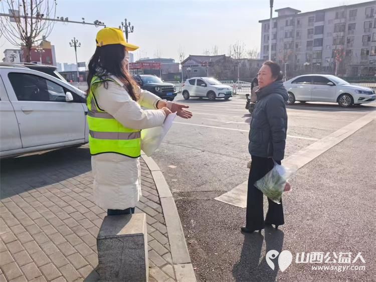 文水县爱心帮扶志愿者协会2月3日组织的返乡学子赴文水街头守十字路口传文明理念引导市民规范出行遵守交通秩序 - 第6张 - 山西公益人 文水县爱心帮扶志愿者协会2月3日组织的返乡学子赴文水街头守十字路口传文明理念引导市民规范出行遵守交通秩序 - 第6张