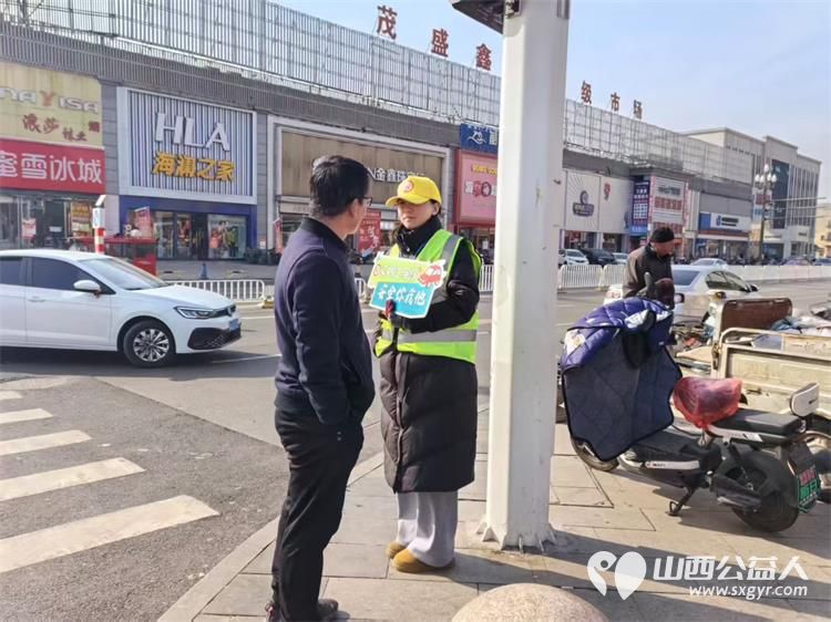 文水县爱心帮扶志愿者协会2月3日组织的返乡学子赴文水街头守十字路口传文明理念引导市民规范出行遵守交通秩序 - 第9张 - 山西公益人 文水县爱心帮扶志愿者协会2月3日组织的返乡学子赴文水街头守十字路口传文明理念引导市民规范出行遵守交通秩序 - 第9张