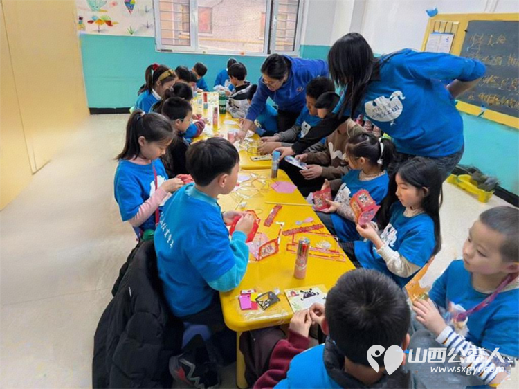蚂蚁力量儿童义工团太原市悠然团队的大小志愿者们来到太原市灵星社区服务中心阳曲校区陪着孩子们一起做手工为阳曲校区打扫卫生捐赠各种生活物资 - 第4张
