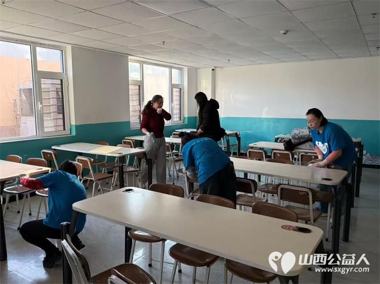 蚂蚁力量儿童义工团太原市悠然团队的大小志愿者们来到太原市灵星社区服务中心阳曲校区陪着孩子们一起做手工为阳曲校区打扫卫生捐赠各种生活物资 - 第7张