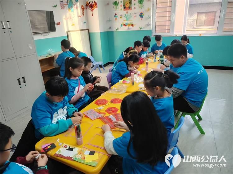 蚂蚁力量儿童义工团太原市悠然团队的大小志愿者们来到太原市灵星社区服务中心阳曲校区陪着孩子们一起做手工为阳曲校区打扫卫生捐赠各种生活物资 - 第5张