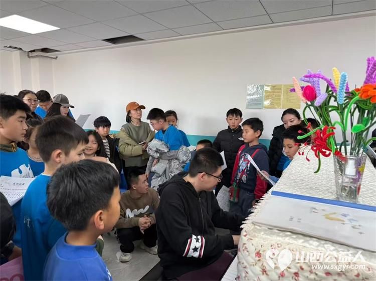 蚂蚁力量儿童义工团太原市悠然团队的大小志愿者们来到太原市灵星社区服务中心阳曲校区陪着孩子们一起做手工为阳曲校区打扫卫生捐赠各种生活物资 - 第3张