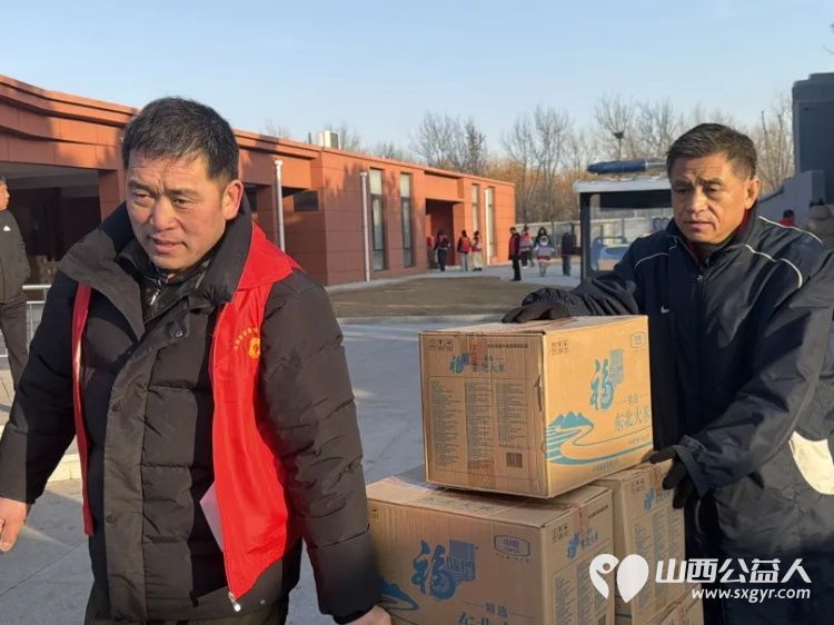 情暖军属守初心志愿同行贺新春 山西省学雷锋志愿服务总队的志愿者们在太原解放纪念馆活动现场将新春的问候与诚挚的敬意送至军属身旁让红色精神在志愿服务中薪火相传 - 第3张